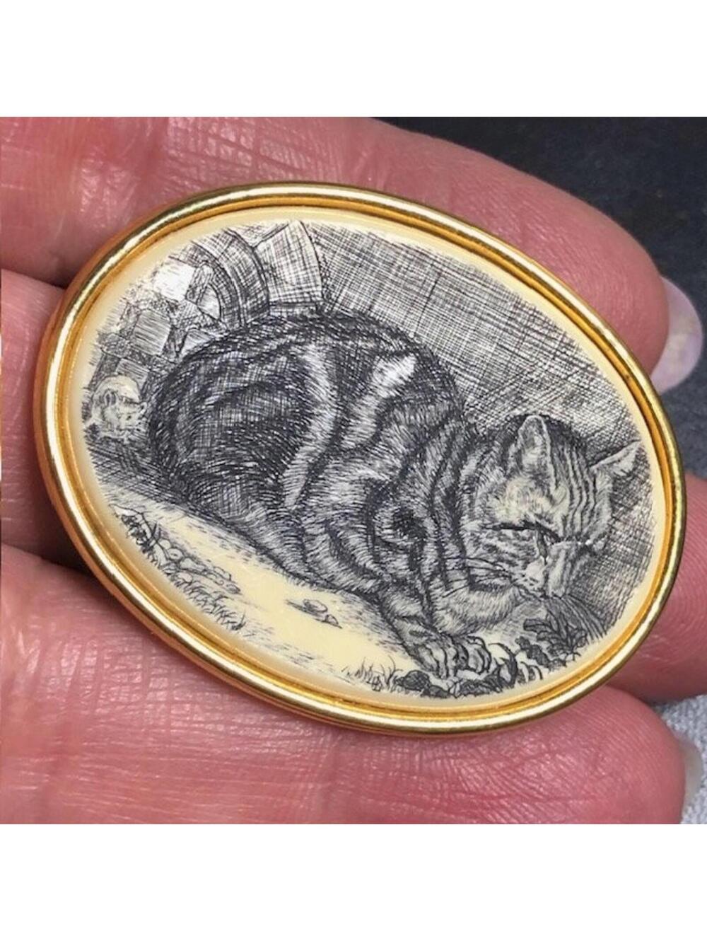 B811 Vintage MFA Museum of Fine Art Scrimshaw Cat Brooch Goldtone 1.75 Inch